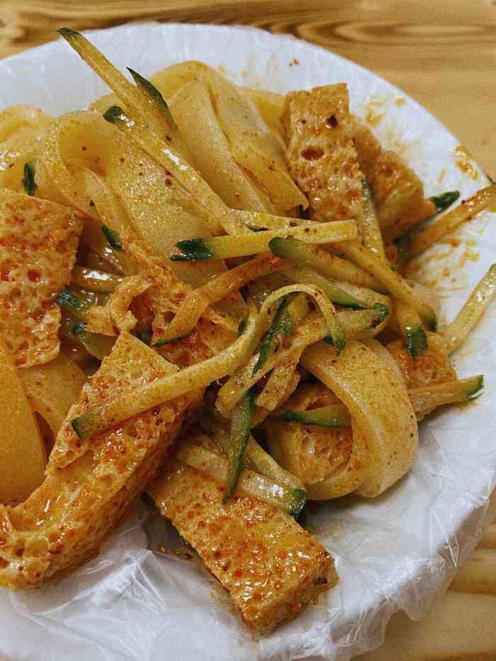 打分    /人 一大早赶到平安里做胡同串子,点上一碗清凉的米皮,味道不