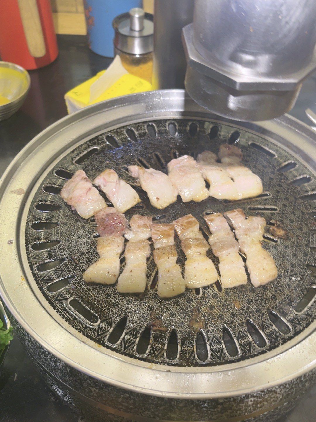 烤肉 脆脆的五花肉炒鸡好吃,环境不错