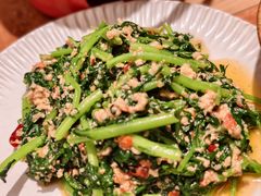 臭豆腐炒茼蒿-浩海火燒雲傣家菜(芮欧百货店)