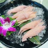 基围虾煮熟后，服务员会很熟练地剥开去皮