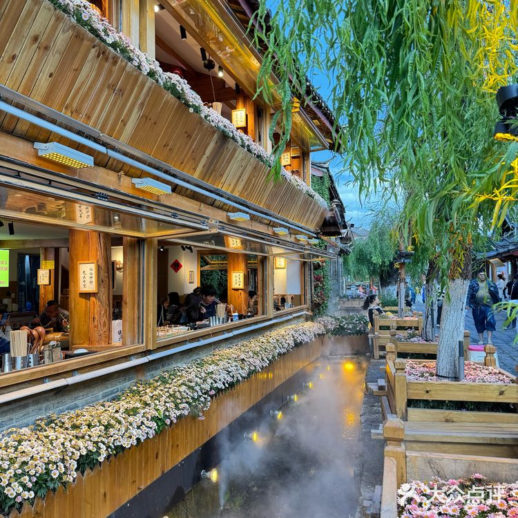 李小冉和贺峻霖来丽江都要去打包的米线店!