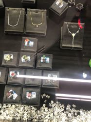 -灵彩珠宝(朗香街店)