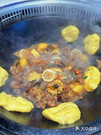 谁能拒绝一锅热气腾腾的东北铁锅炖呢。