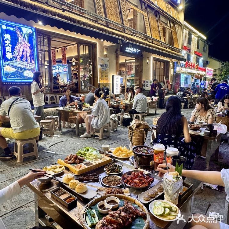 这家烧烤不愧是大理的排队王… 这家烧烤在大理真的毫无对手