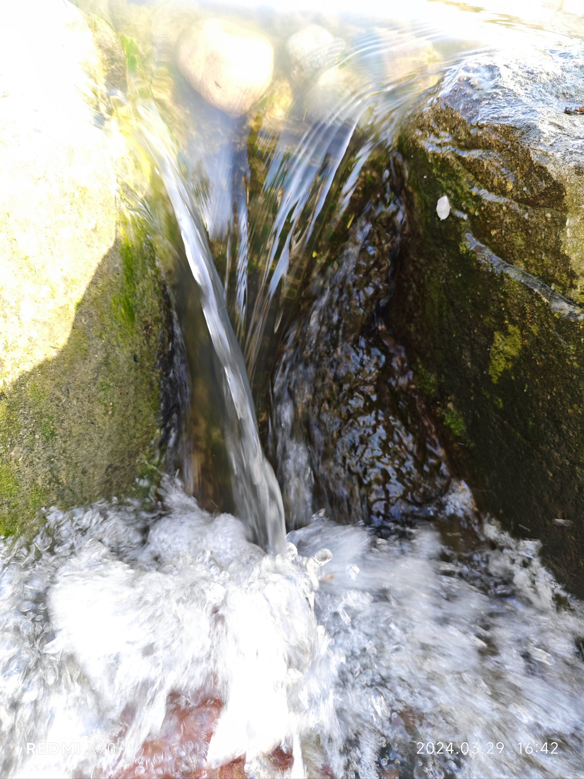 溪水潺潺伴我行