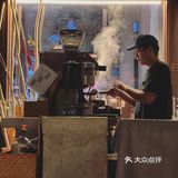 杯中風物匯成灰色的詩，塵世内，夜未央，別有風光。