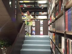 -钟书阁(群光广场店)