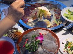 -茅草房·河畔园林火锅