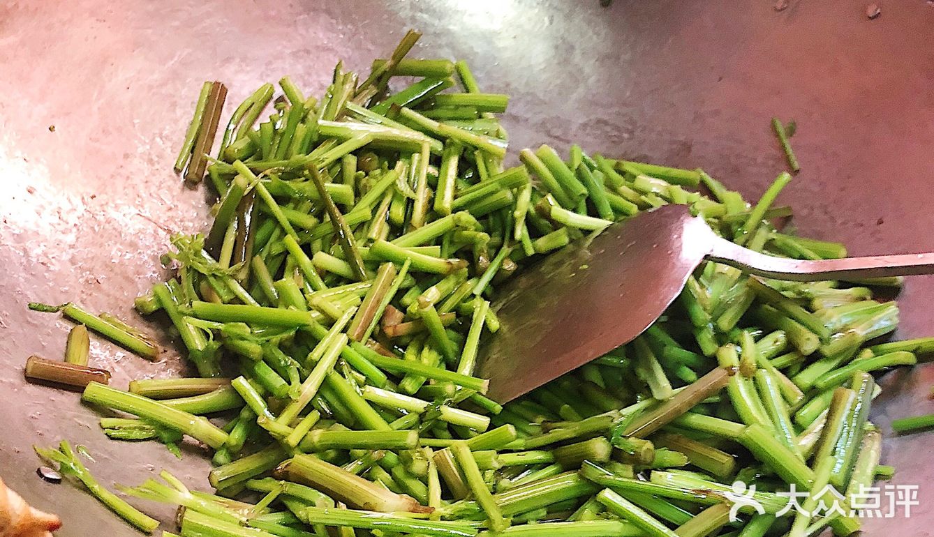 芹菜（此处用的是野芹菜）、腊肉、食用油、盐