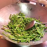 芹菜（此处用的是野芹菜）、腊肉、食用油、盐
