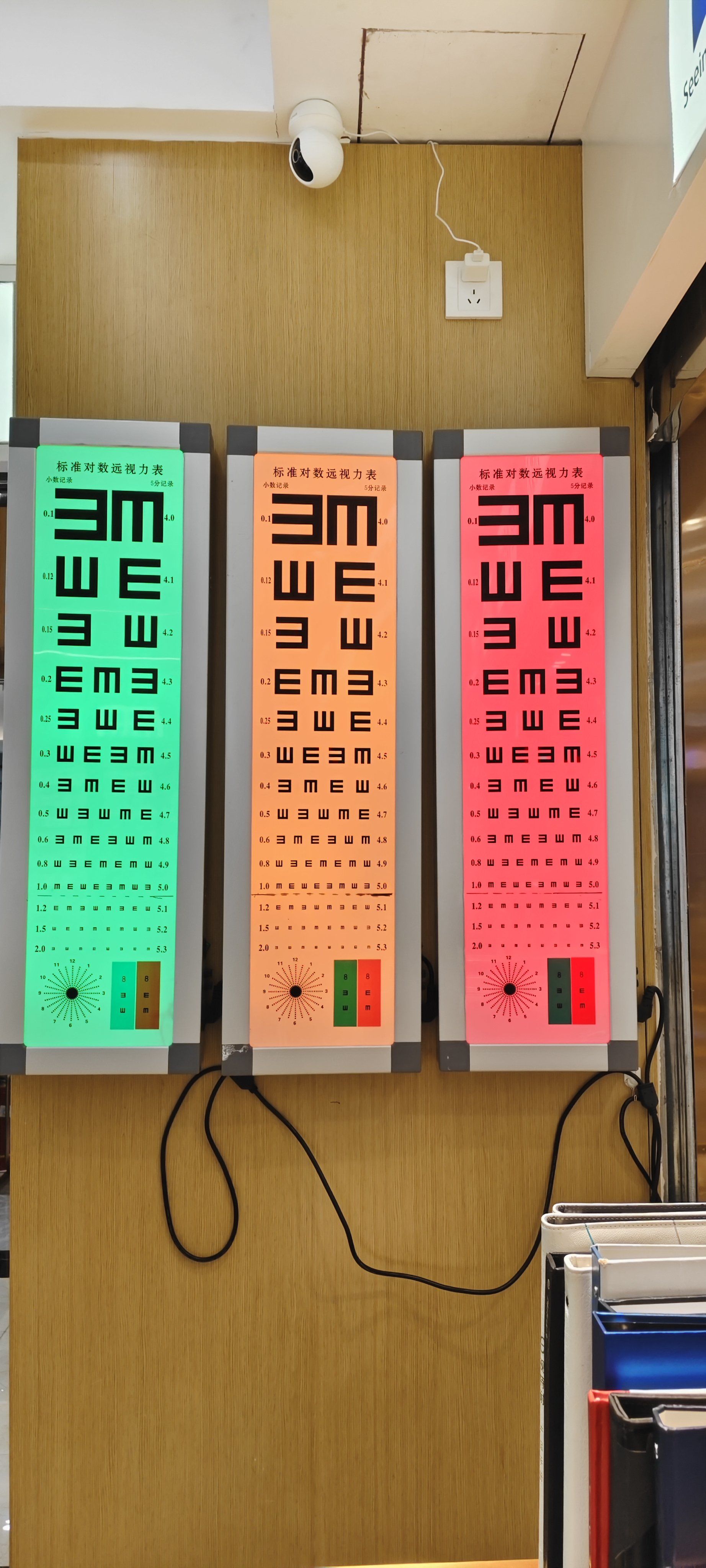 红绿视标通过观察红色和绿色视标的清晰度,来找到最适合的矫正视力