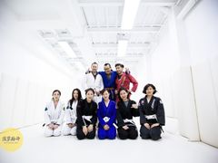 -菠萝格斗巴西柔术训练馆