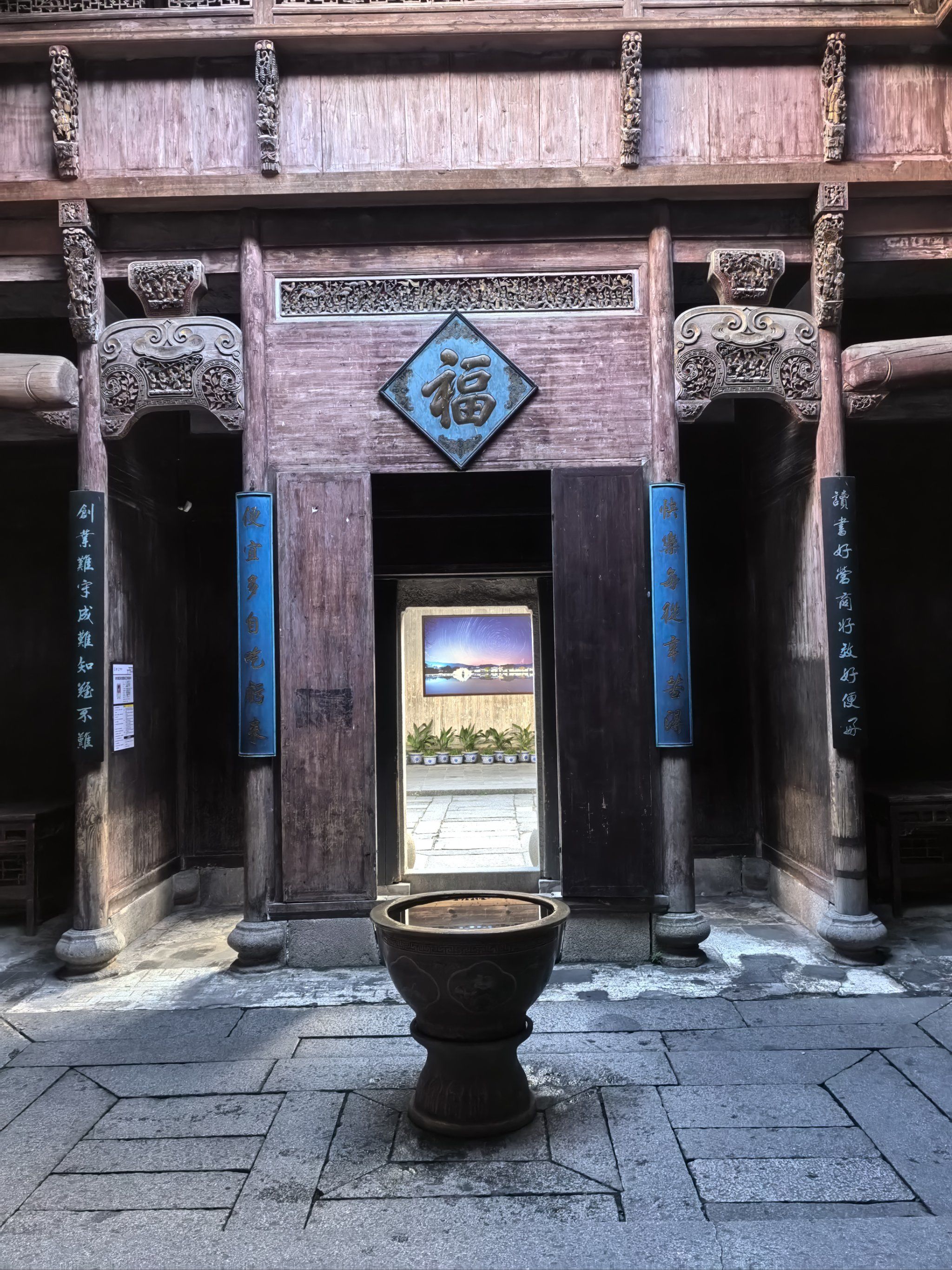 0元玩转这座城
到了宏村,趁太阳还没落山,先去看承志堂,游人也闪怂