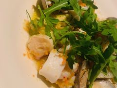 温热海鲜沙拉配牛油果-Mercato莫卡多露台餐厅与酒吧(K11店)