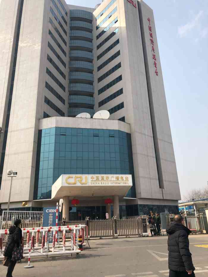 打分 地铁一号线八宝山站d口出步行5分钟就到了.