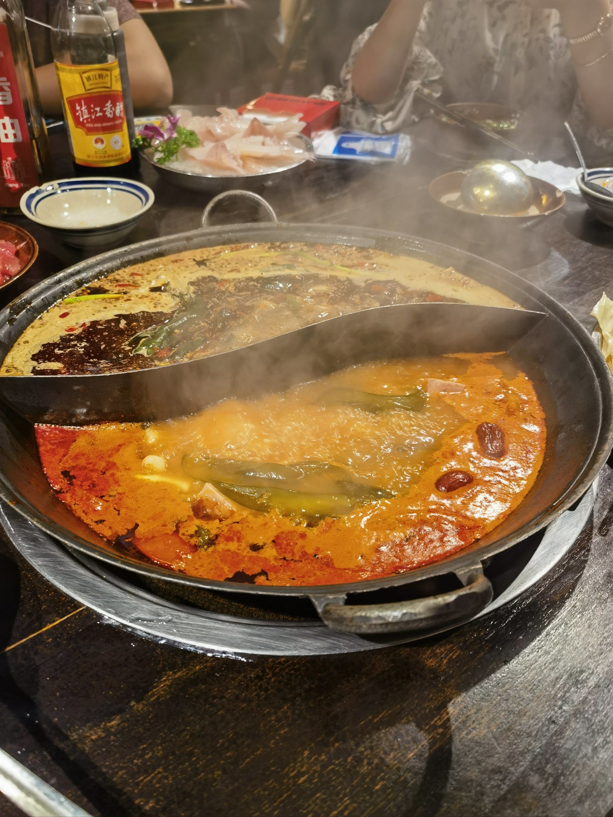 一群开心的人吃开心的火锅