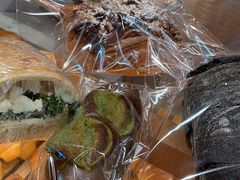 红豆碱水面包-天井·丑面包搭咖啡