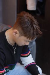 -一家只做男发烫染的店
