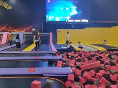-嘿哟动霸CHUA·新潮玩运动娱乐中心·蹦床滑冰团建乐园