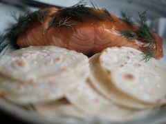烟熏三文鱼配烤饺子皮和芥末籽酱-BOR Eatery(安福路店)