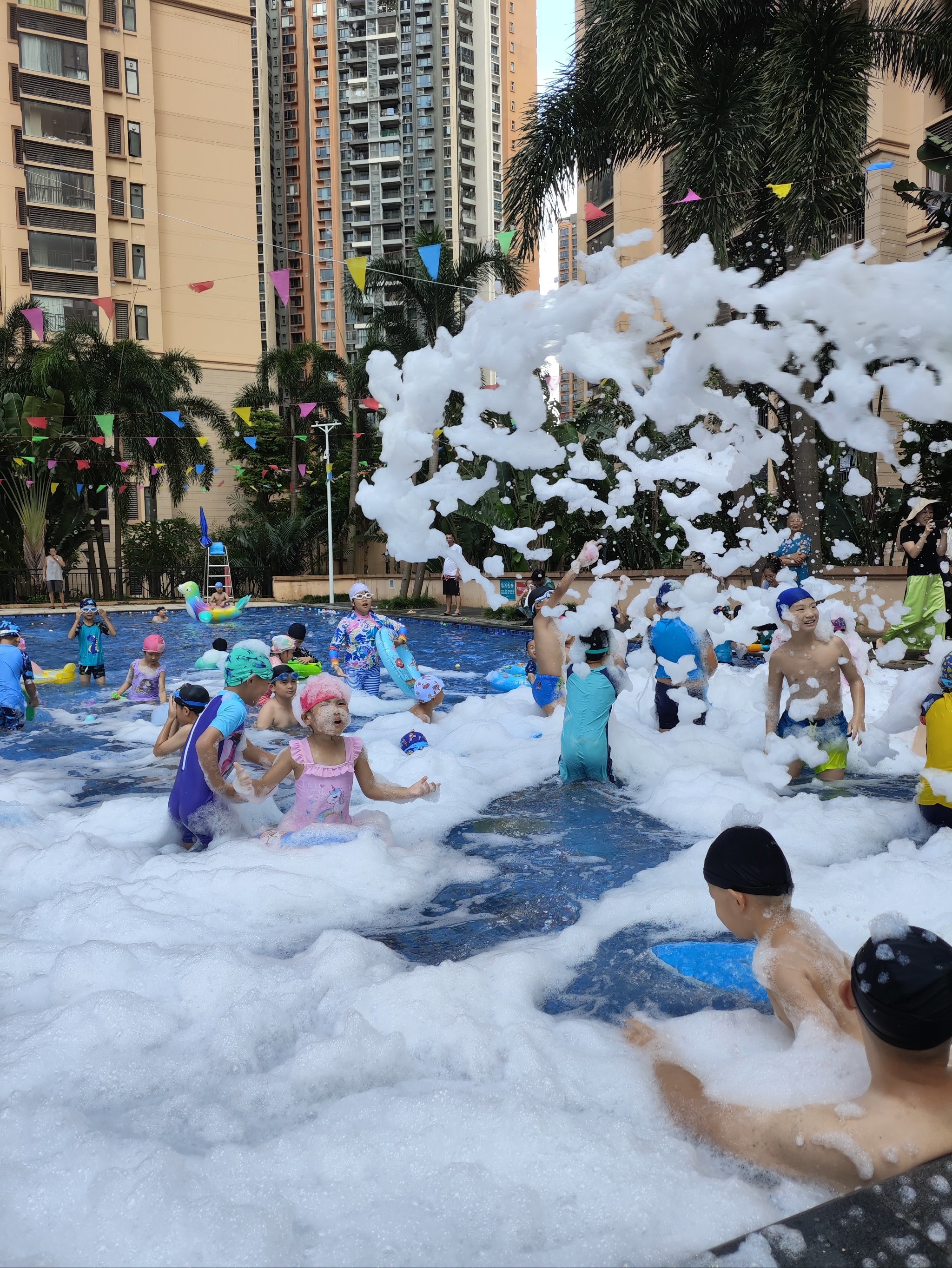 孩子们的泳池冒险记