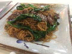 芥蓝牛肉炒米粉-强记鸡粥美食