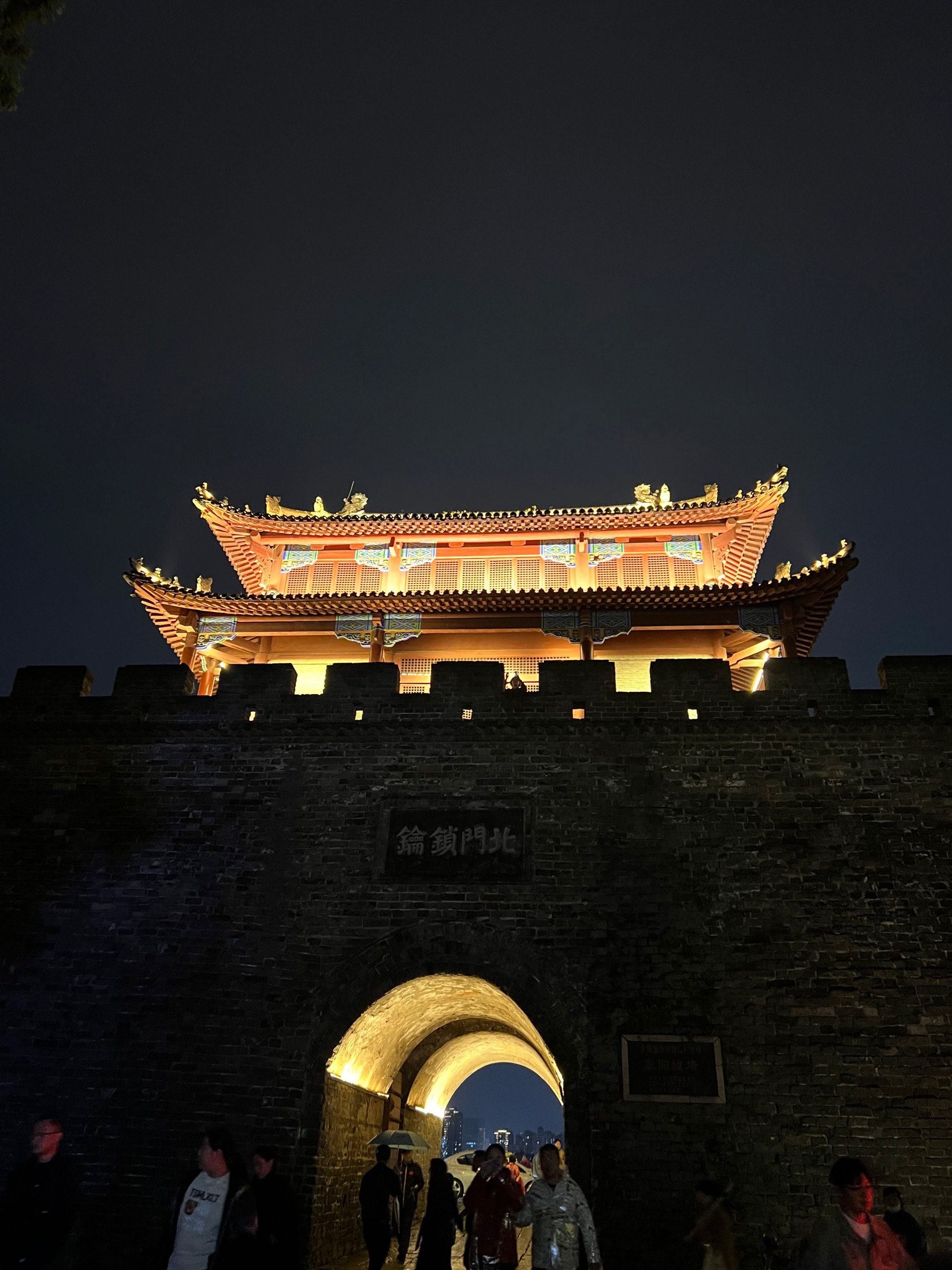 n看了襄阳的江边的夜景～
放飞孔明灯～
真的是太快乐了