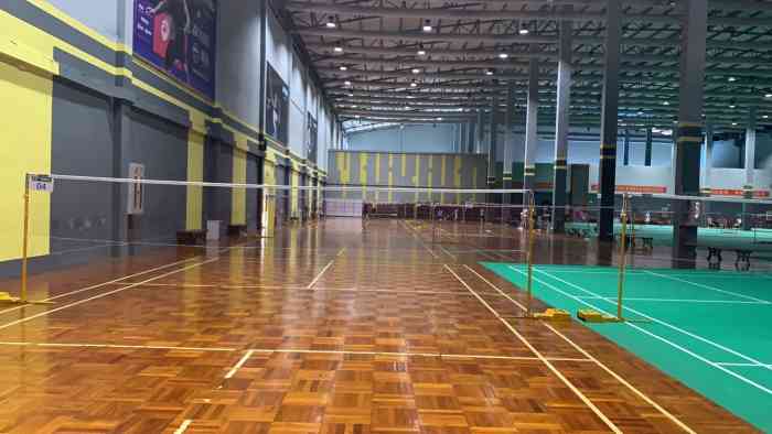 张槎文化中心羽毛球馆-"今晚第一次来这里打球,灯光有点乱,偶尔会.