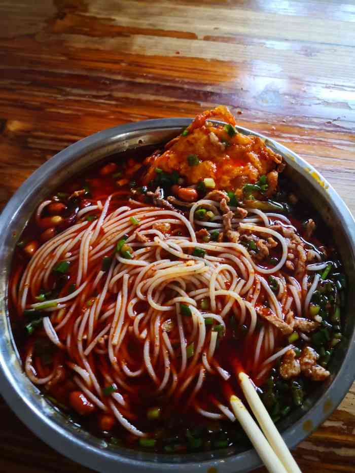 张师傅米粉店-"出名的邵阳米粉,看着红艳艳的辣其实吃起来.