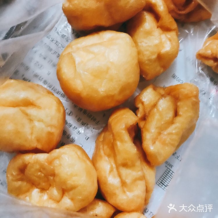 配上一整包麻酱，还有冰可乐一杯，开吃