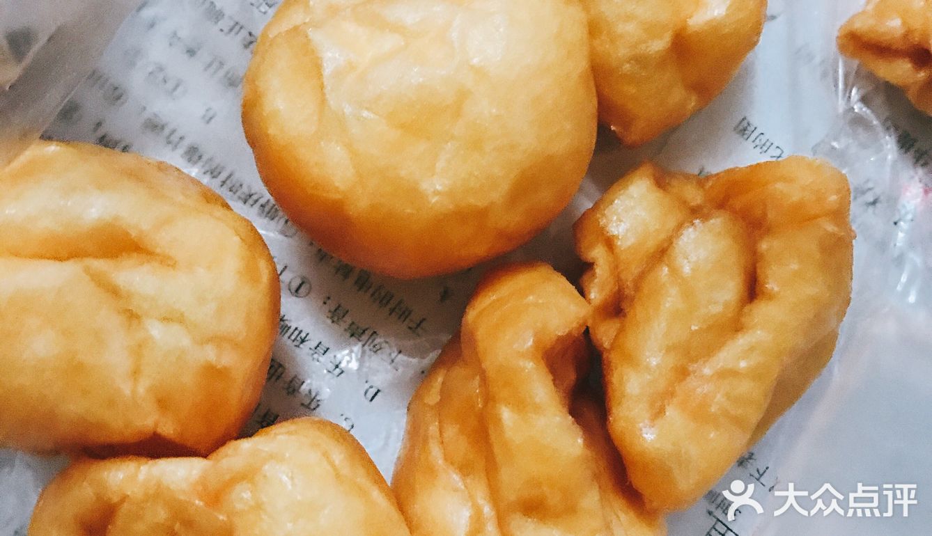 配上一整包麻酱，还有冰可乐一杯，开吃