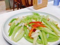 西芹百合炒腰果-乾隆美食·本帮菜(黄河路店)