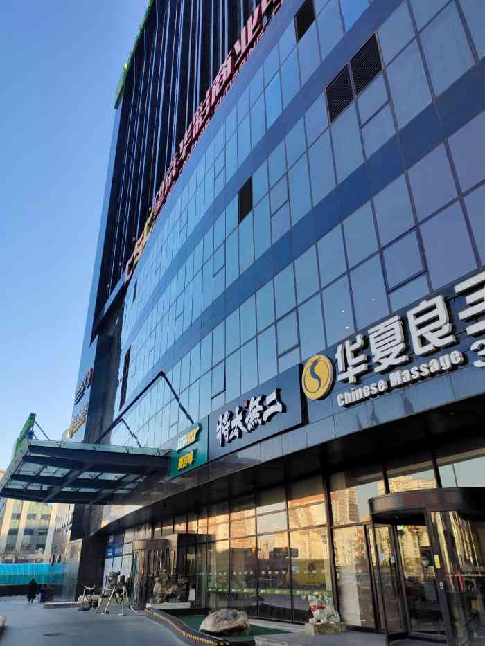 望京华彩商业中心-"不大的商场更像超市吧,家乐福蛮大的.