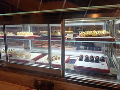 面包甜点陈列柜-松山湖凯悦酒店·Café自助餐厅·周末火舞秀表演