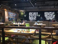 大堂-洪氏嗨捞·广东猪肚鸡·椰子鸡火锅(西咸万象城店)