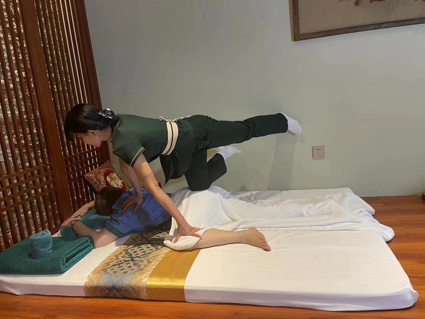 泰式古法按摩中最激烈的,被称为"被动瑜伽