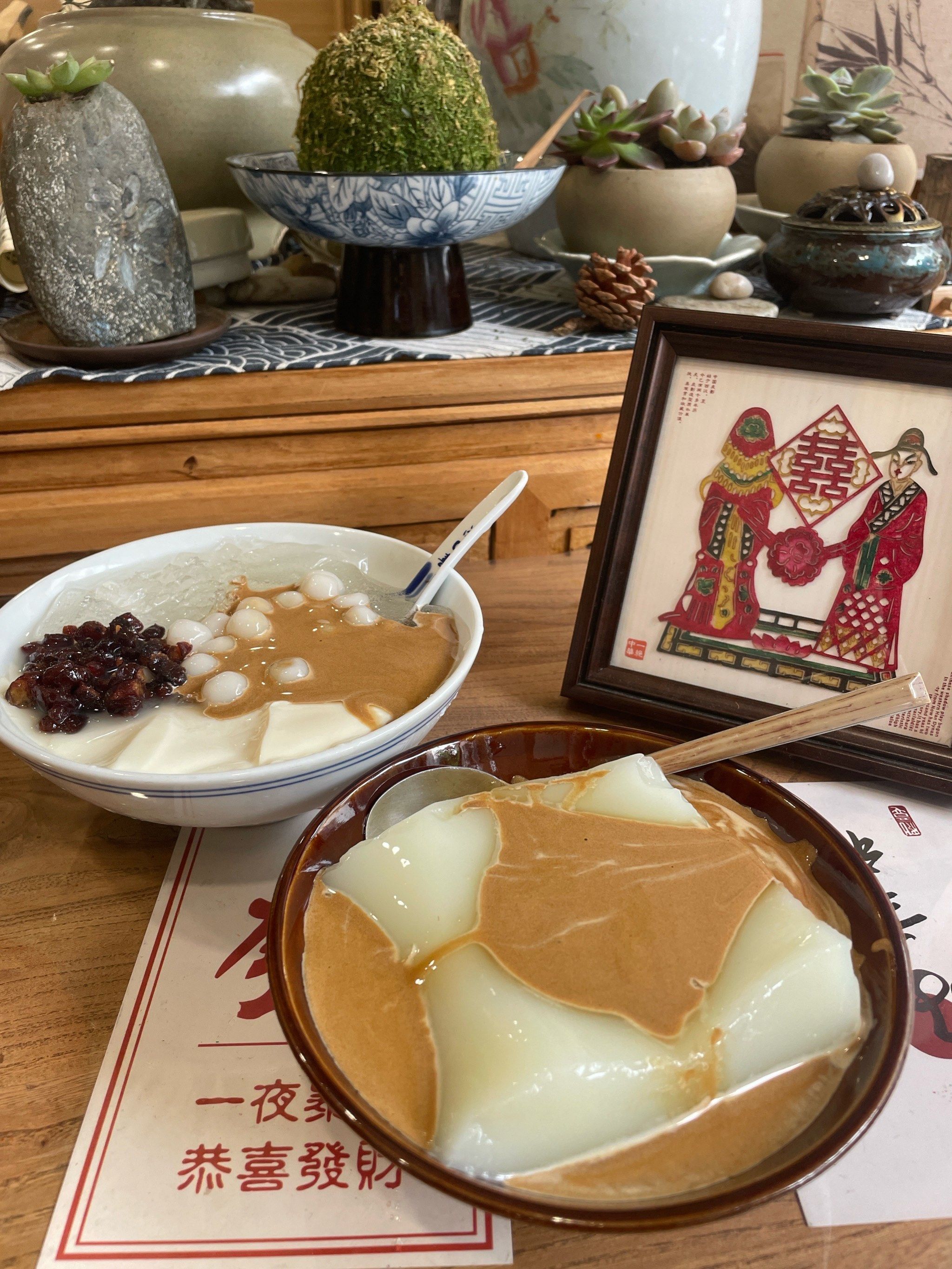 鸳鸯冰粉里面是豆花和冰粉,吃起来感觉还不错,喜欢甜豆花的一定不要