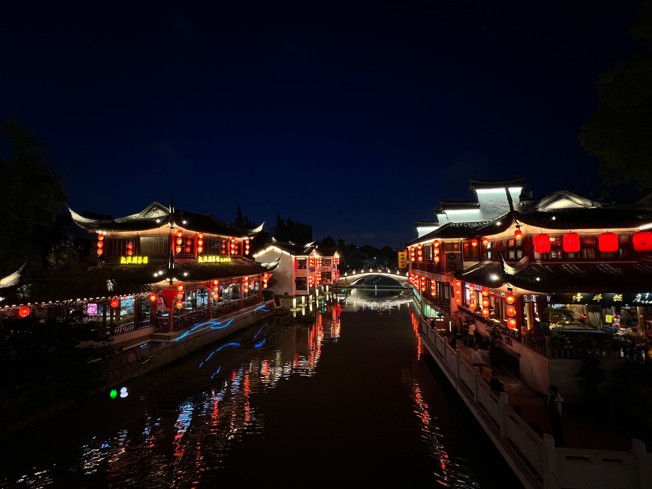 点水乡的夜～
#上海古镇 #老街夜景图 

就是七宝老街卖的东西