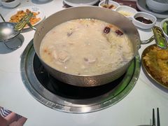-洪氏嗨捞·广东猪肚鸡·椰子鸡火锅(西咸万象城店)