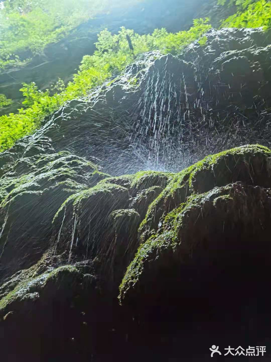 🌈天坑地缝景区[加油]人好多啊，还算风凉
