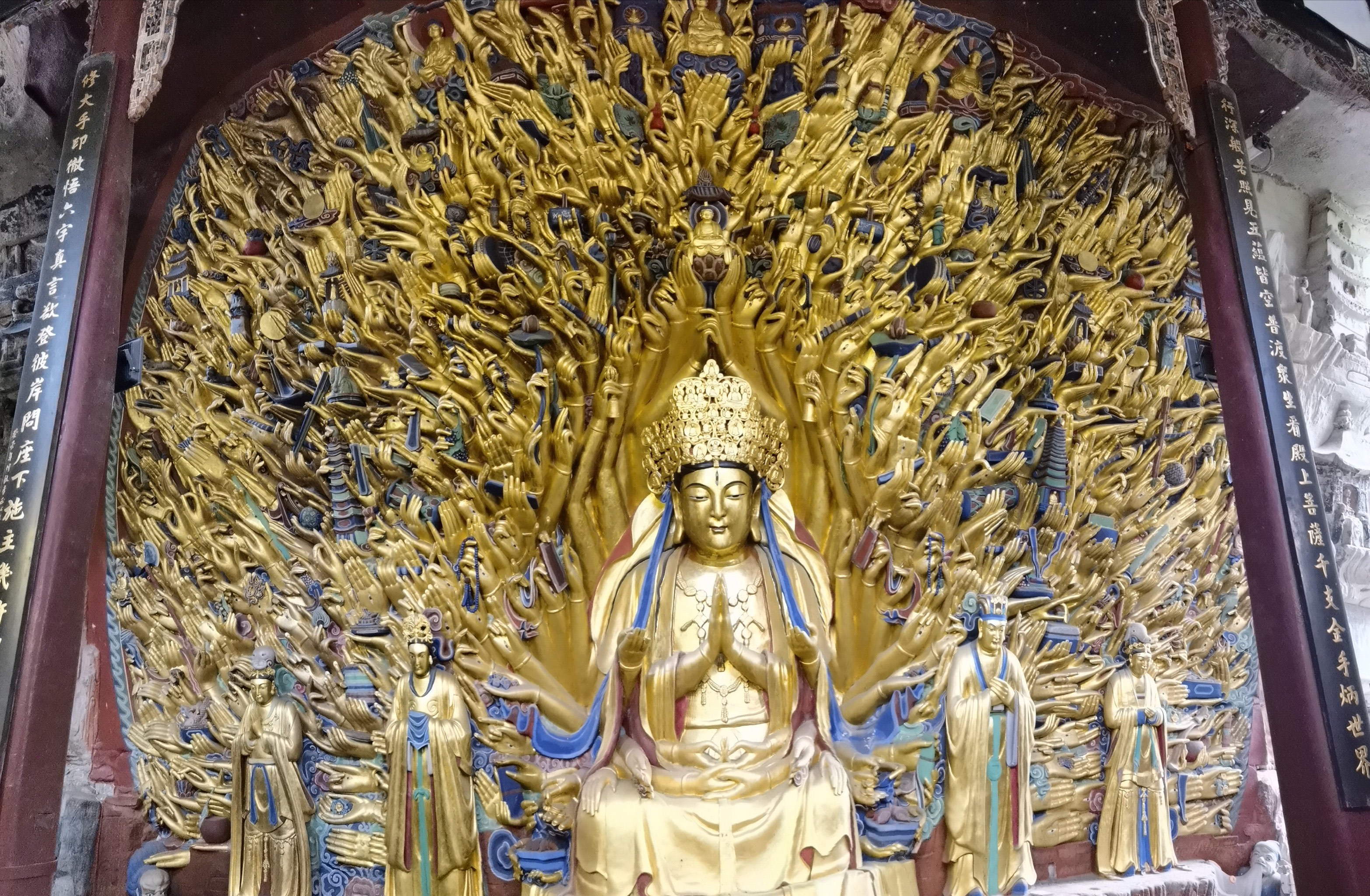 谁知道啊‼️白天看千手观音,半夜拍赛博天王