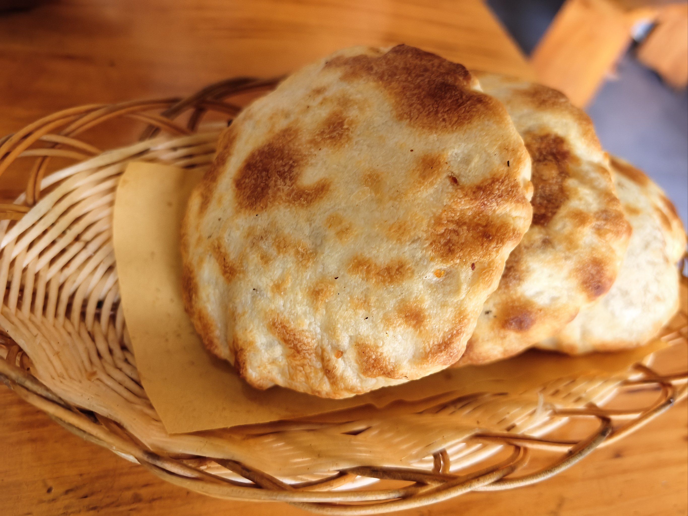 吃货的修养😋来俩火烧主打一个走到哪吃到哪