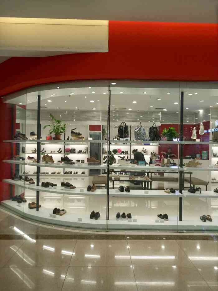 以前一直以为belle只是女鞋品牌,后来在台东利群二楼和台东万达一楼