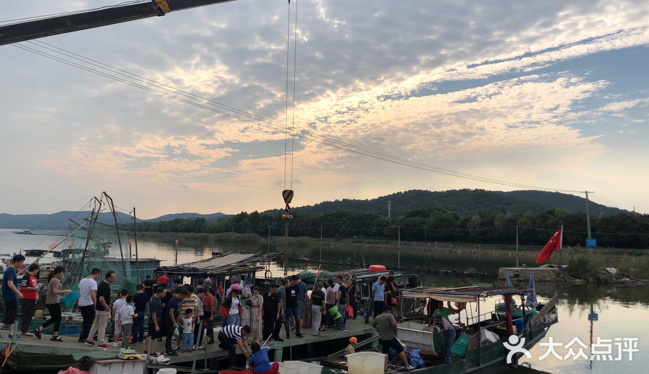 下午三点多，码头上的人很多