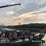 下午三点多，码头上的人很多