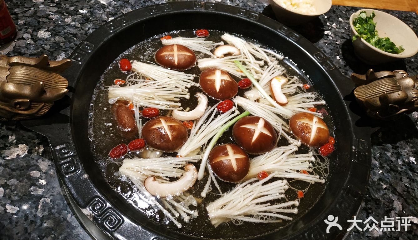 人不是很多，因为不能吃辣另外点了一整个菌汤锅