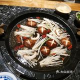 人不是很多，因为不能吃辣另外点了一整个菌汤锅