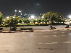 -皇家田广场(อนุสาวรีย์ทหารอาสา)