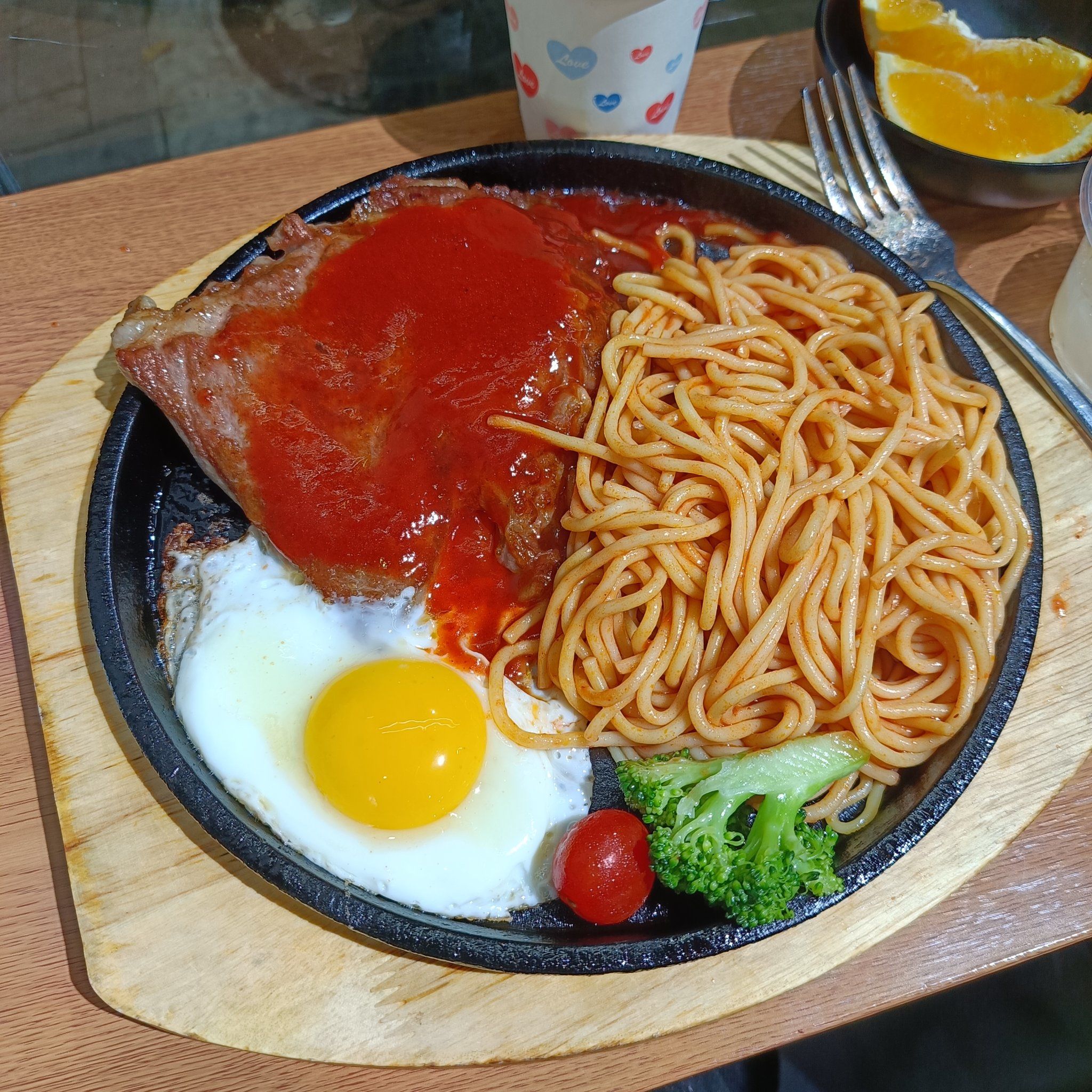 0元玩转这座城 
这家店的牛排分量很足 意面可以无限续 牛排肉质