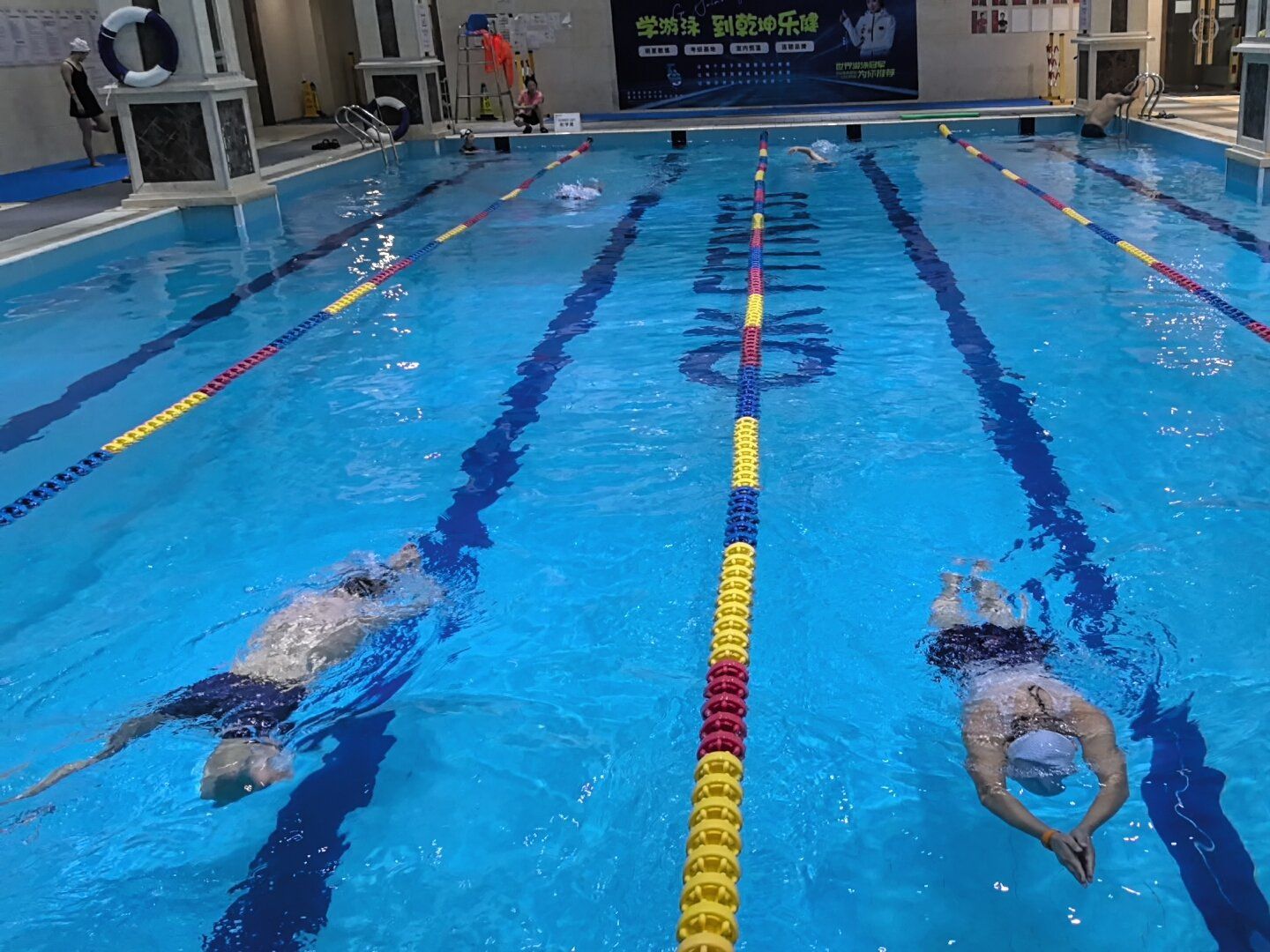 空间超级大的室内恒温游泳池